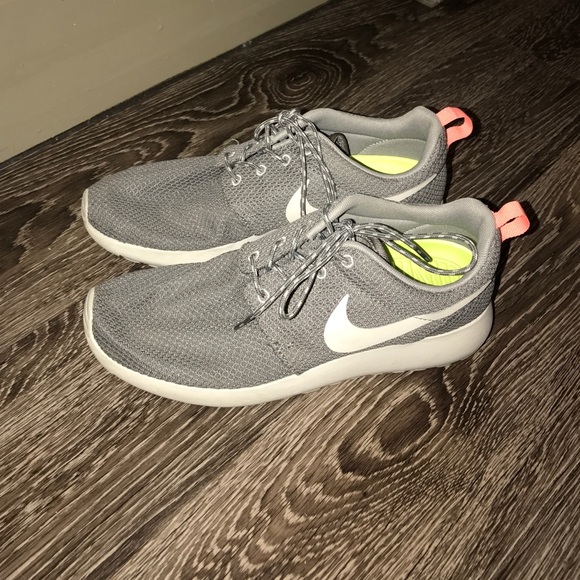 Nike Shoes - Like new Nike Roshes for women