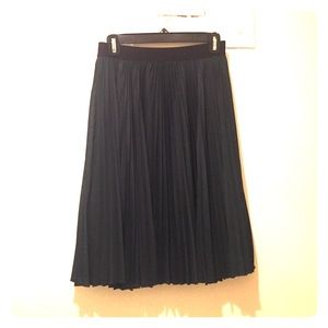 Gorgeous BCBG forest green pleated skirt!