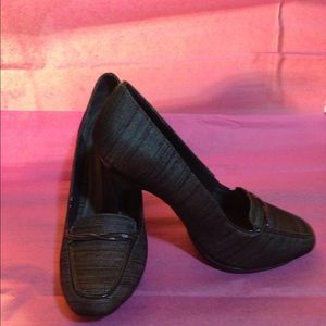 4" Naturalizer brown shoes  7.5