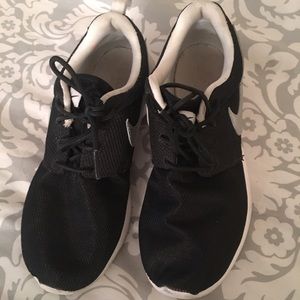 Black and white nike roshe