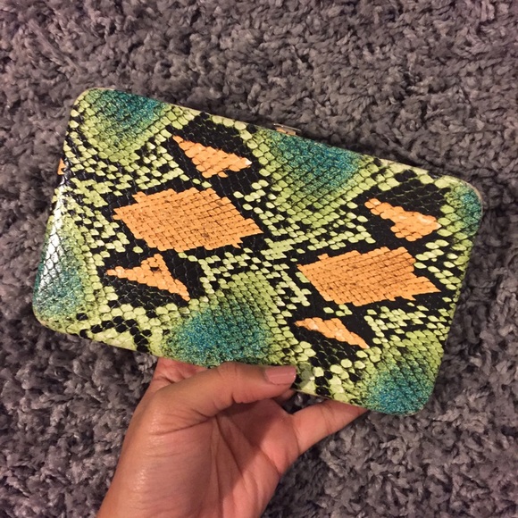 Snake pattern wallet. - Picture 2 of 3