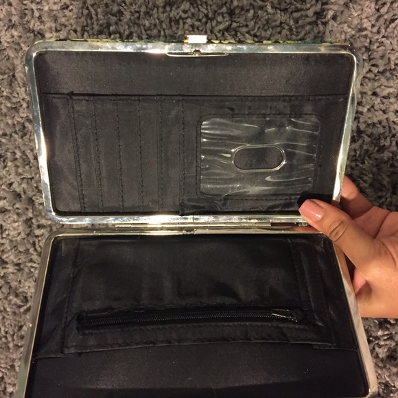 Snake pattern wallet. - Picture 3 of 3