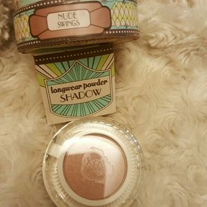 Benefits- Longwear Powder Shadow