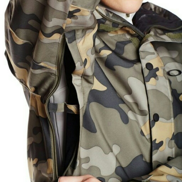 🌲NWT OAKLEY Snowboard camo pull-over - Picture 4 of 5