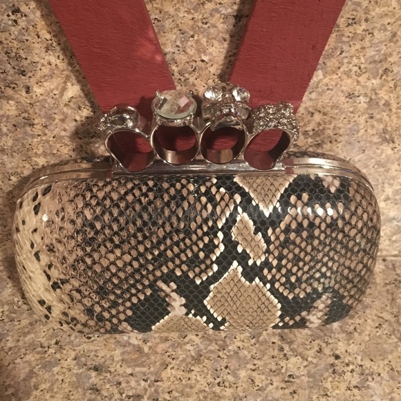 4 finger ring clutch NWOT
