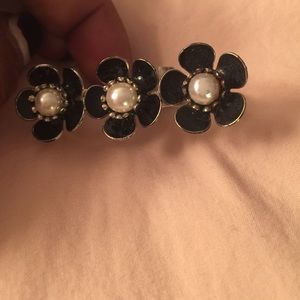 Two finger ring with black flowers and faux pearl