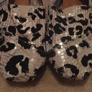Rare sequin leopard print Toms size 8.5