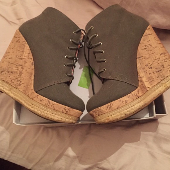 Shoes - Picture 2 of 3