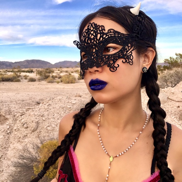 Black Lace Filigree Venetian Gothic Mask - Picture 2 of 4