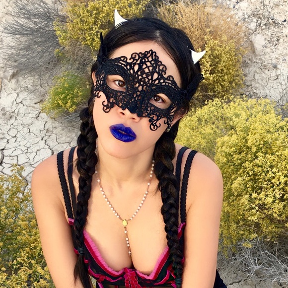 Black Lace Filigree Venetian Gothic Mask - Picture 3 of 4