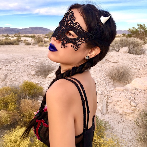 Black Lace Filigree Venetian Gothic Mask - Picture 4 of 4