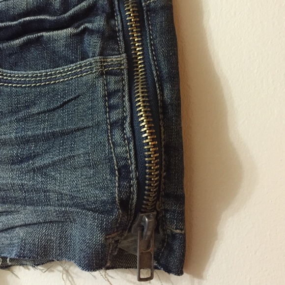 Distressed style denim jean shorts - Picture 2 of 4
