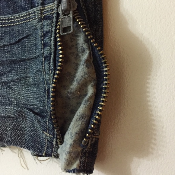 Distressed style denim jean shorts - Picture 3 of 4