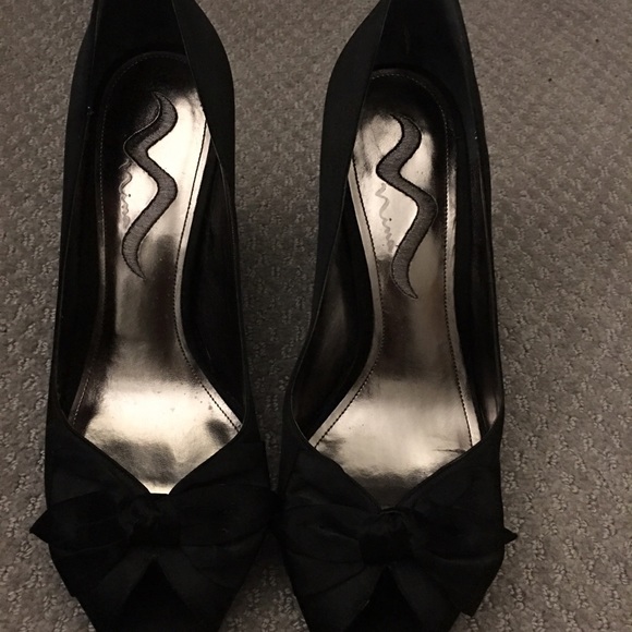 Bowed peeped toe black shoes.