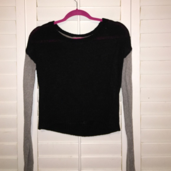 Gray sleeve black knit sweater