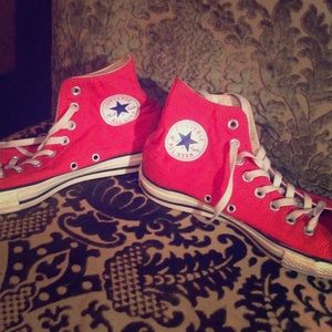 Red high top converse👟