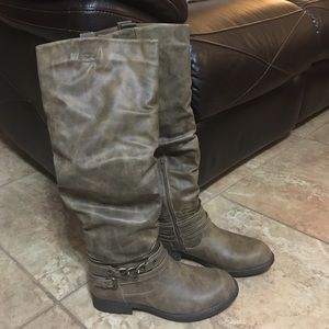 Brand new, never worn, knee high boots ... size 10