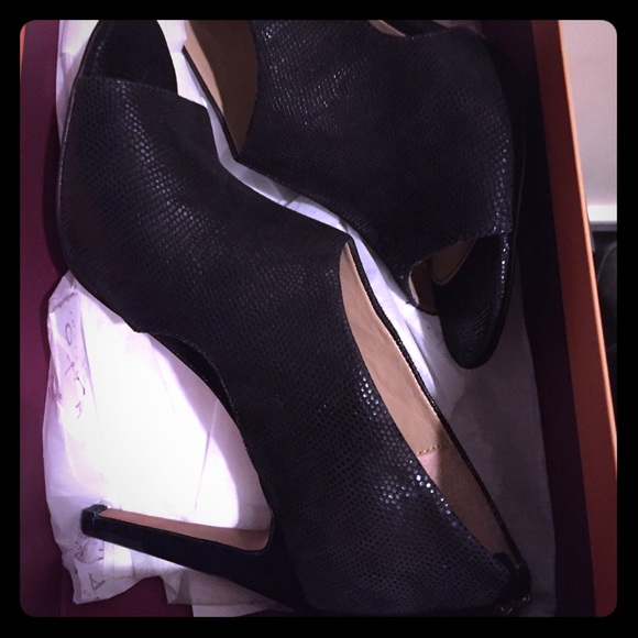 Isola Baden in Black Santos Suede / 9.5 / like new