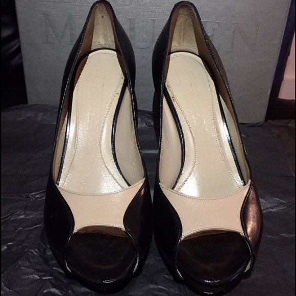 SOLD Alexander McQueen peeptoe pump black/nude