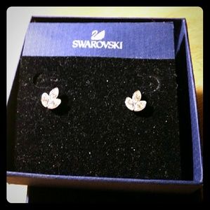 CLEARANCE!! Super cute Swarovski leaf earring