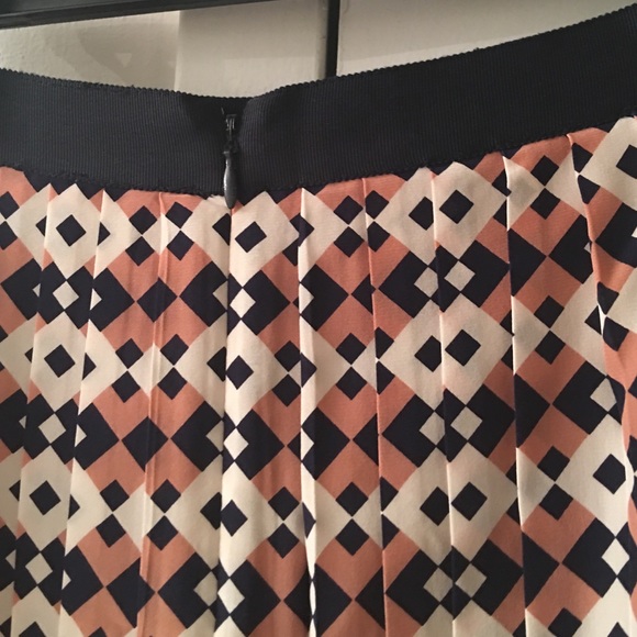 100% Silk JCrew super cute rare patterned skirt! - Picture 2 of 4