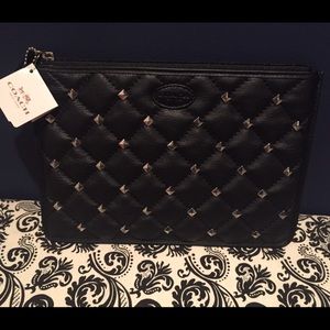 Coached studded clutch