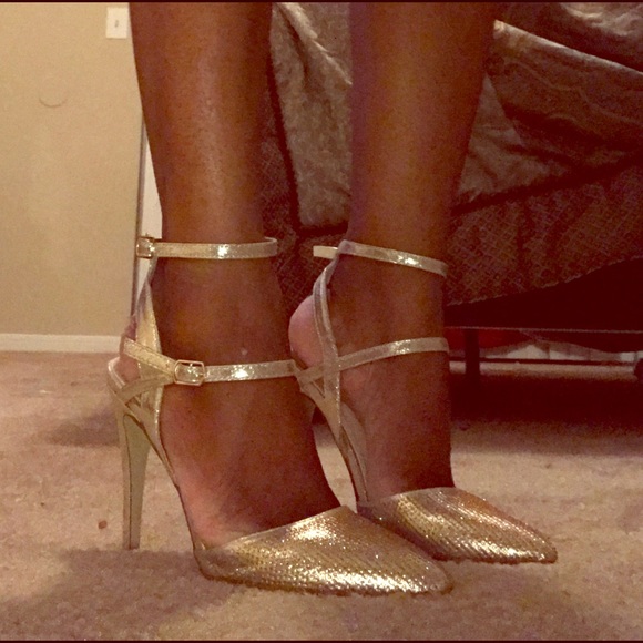 Gold elegant pointy toe heels