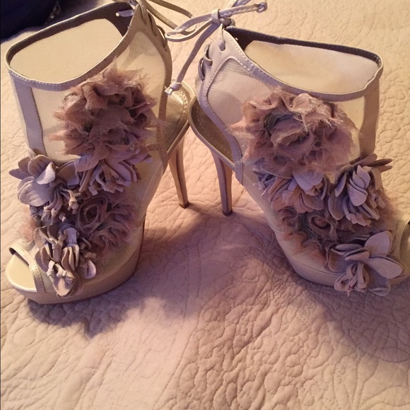 Shoes - Picture 2 of 4
