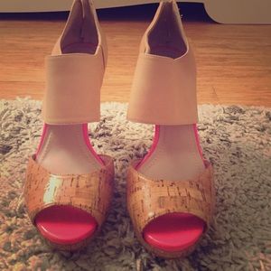 Vince Camuto beige pump w/ hot pink accent size 8