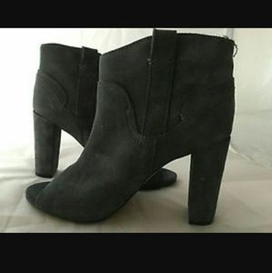 VINCE CAMUTO BLACK CAMEY ANKLE BOOTIES!