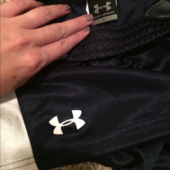 Boys Under Armour tshirt and gym shorts - Picture 4 of 4