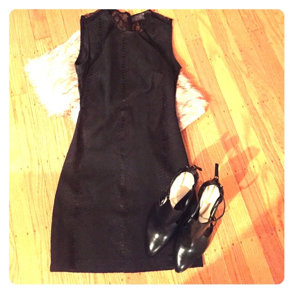 Lace back ASTR dress - Picture 1 of 2