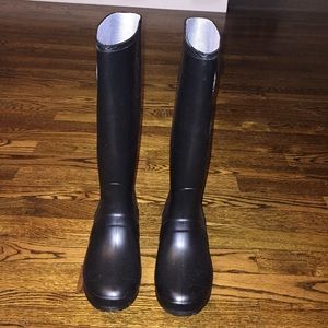 Black rubber rain boots