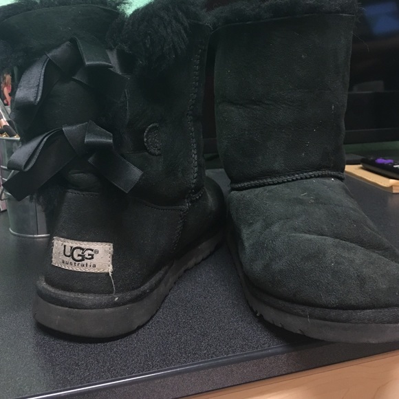 Short black ribbon ugg boots