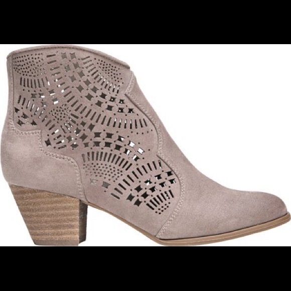 SOLD 🎉🎉🎉 Cut-out Hayden ankle boot NWOT - Picture 2 of 4