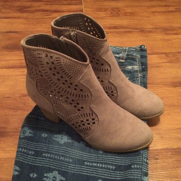 SOLD 🎉🎉🎉 Cut-out Hayden ankle boot NWOT - Picture 3 of 4