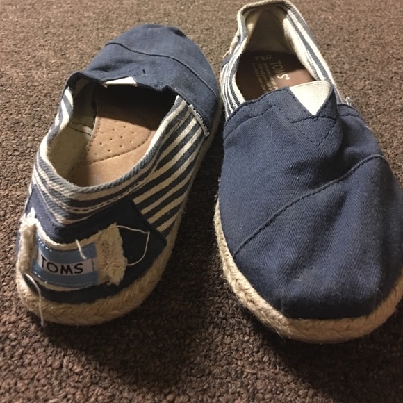 Blue and white striped toms