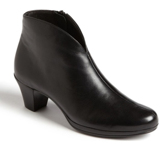 munro robyn booties