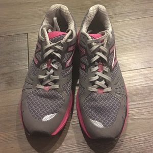 New Balance size 8 1/2 gray & pink athletic shoe