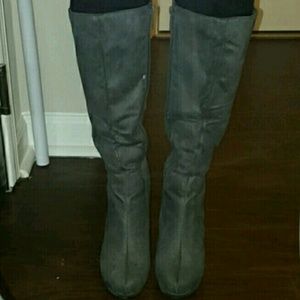Beautiful Grey boots. No reasonableoffer refused!