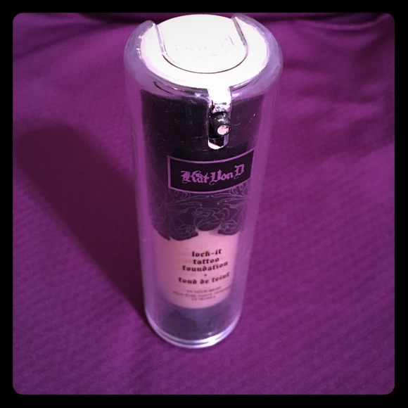 Kay Von D lock it tattoo foundation 54