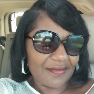 Meet your Posher, Lora