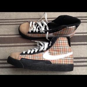 Women's size 5 Nike plaid sneakers