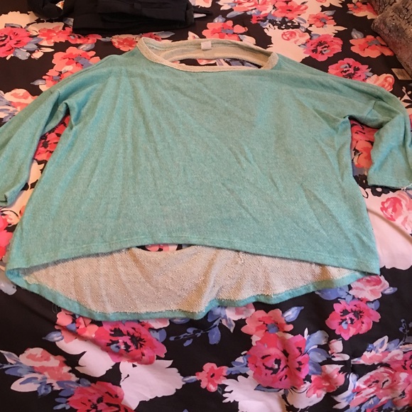 Cut open 3/4 sleeve lightweight sweatshirt