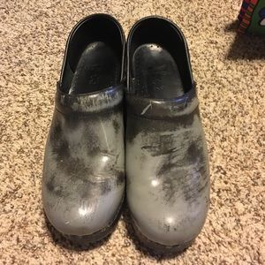Black and gray distressed danskos