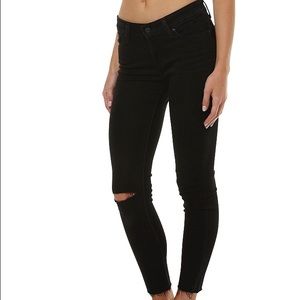 711™ Raw Edge Skinny Jeans Black Tide Destructed👖