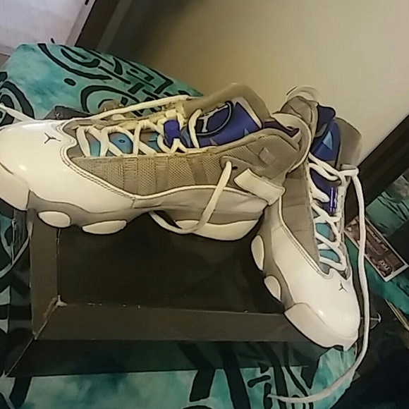 Size 5.5y jordans - Picture 2 of 4