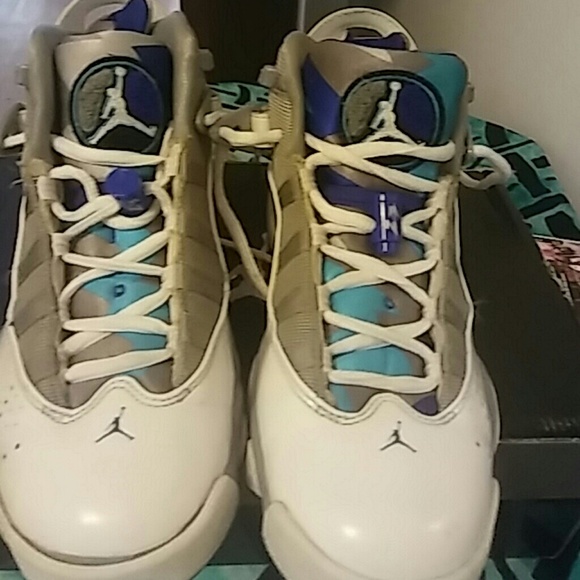 Size 5.5y jordans - Picture 3 of 4