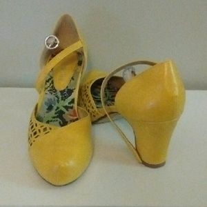 Chelsea Crew Mustard Yellow Heels