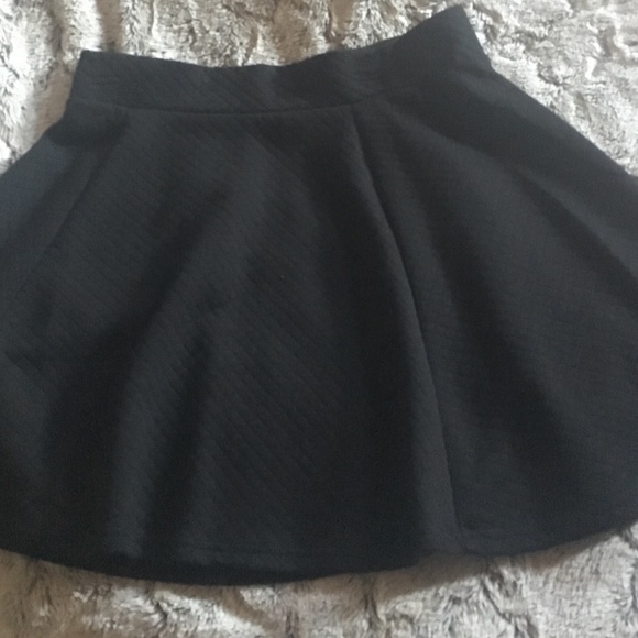 H&M Black quilted circle skirt
